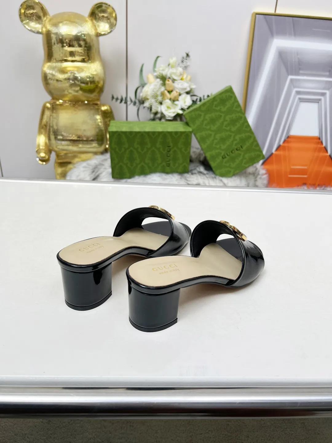 👟👟Ex-factory price 360👟👟 Genuine leather sole +40 Gucci 𝟐𝟎𝟐5 new spring and summer double G buckle round toe medium heel slippers, this G family series of slippers are so beautiful, high-end must buy~ The double G Logo is so beautiful on the feet, a classy style! The buttons have the GUCCI logo. Fabric: Cowhide Lining: Sheepskin lining Sheepskin pad Heel height: 5CM Sole: Italian genuine leather outsole Size: 35-44 [42 43 44 customized]